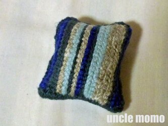 ドール用ツヴィスト刺繍のクッション　Blue Grey　1/12ミニチュア・ファブリックの画像