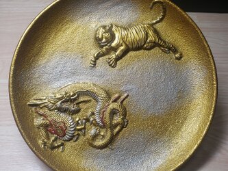 龍虎黄金飾り皿の画像