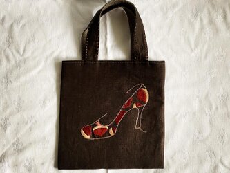 栗パンプス刺繍のバッグの画像