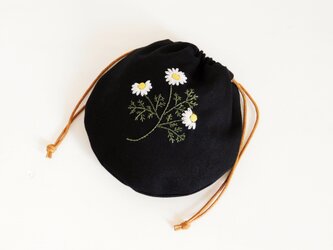 カモミール　まあるい刺繍巾着　【受注製作】の画像