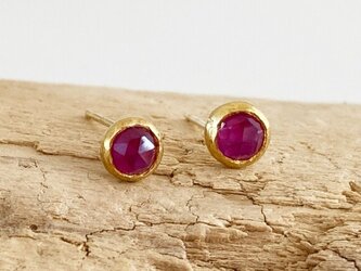 ◇ローズカット天然ルビー 4ｍｍスタッドピアス◇K24 Pure Gold+Natural Rubyの画像