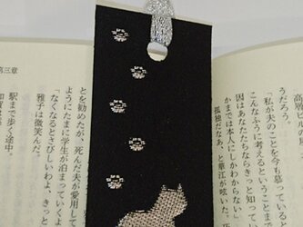 絹織物西陣織しおり　ネコと足跡（黒地に銀）の画像