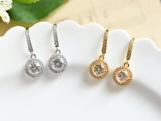 自分に必要なものやチャンスを引き寄せる石 ホワイトトパーズとジルコニアのフックピアス　11月誕生石の画像