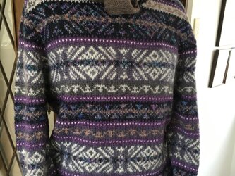 幾何学模様　編み込みセーターの画像
