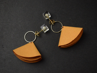 スタッドピアス ライスフラワー レザーチャーム オレンジ【受注制作】ギフト 誕生日プレゼント ギフトラッピング 結婚式 お呼ばれの画像