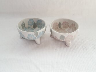 花模様　3つ足小鉢　ピンク青2こセット　マット釉薬の画像