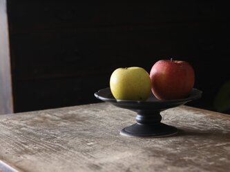 陶器のコンポート　黒　稜花型の画像