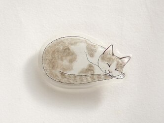 眠り猫のブローチ（はちわれ）の画像