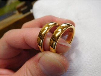 結婚指輪 手作り（鍛造＆彫金）純金 k24製　幅広4.5ミリの平甲丸リング＆角がない滑らかで最高の着け心地！の画像