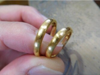 結婚指輪 手作り（鍛造＆彫金）純金 k24製　粗く仕上げた純金の輝きが美しい！幅３ミリのシンプルな甲丸デザインの画像