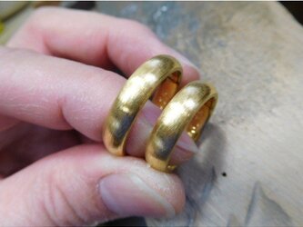 結婚指輪 手作り（鍛造＆彫金）純金 k24製　粗く仕上げた純金の輝きが美しい！幅広くてボリュームがある甲丸デザインの画像