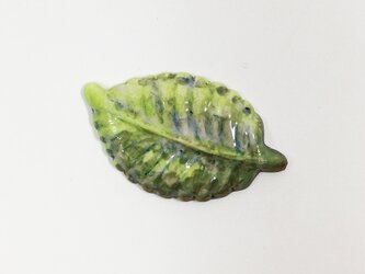 青葉の陶器ブローチの画像