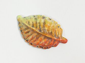 しずくと紅葉の陶器ブローチの画像