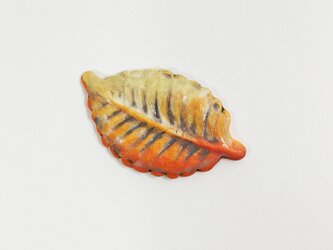 紅葉の陶器ブローチの画像