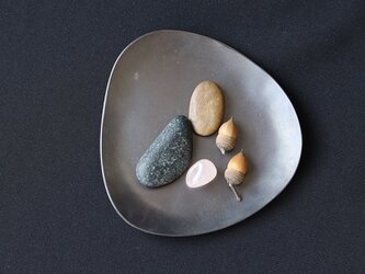 Stone S  ふぞろいの黒染皿の画像