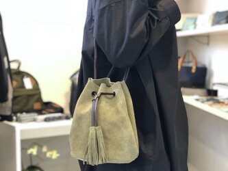 【2022再販】牛床ベロアのタッセル付2WAY巾着バッグ【オリーブ】の画像