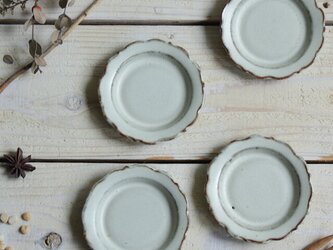 輪花豆皿　花弁６片　やさしい雰囲気の白マット系 陶器の画像
