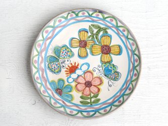 花と青い蝶絵の皿の画像