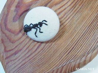 蟻の刺繍ブローチ　A:右向きの画像