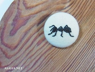 蟻の刺繍ブローチ　B:左向きの画像