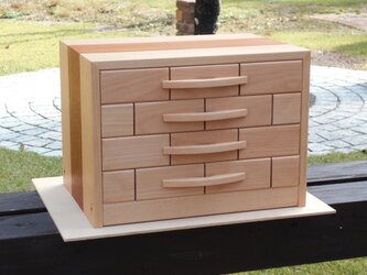 無垢材で作った隠し個所付4段の引き出しの画像