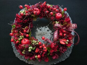 red petal & berry wreathの画像