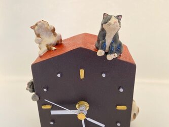 陶の置き時計「ネコまみれの家」の画像