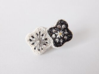 手紡ぎ糸の刺繍ブローチ「白と黒のお花」の画像