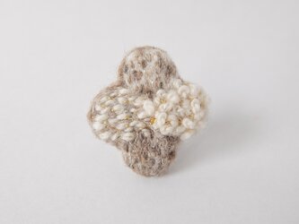 手紡ぎ糸の刺繍ブローチ「ホワイトベージュのクロス」の画像