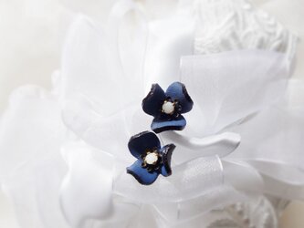 fleur bleue　レザー素材のピアスの画像