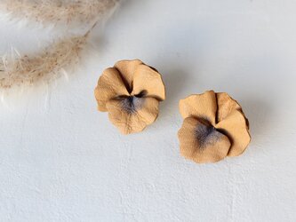 【鹿革の花かざり】パンジーのピアスまたはイヤリング（イエロー）の画像
