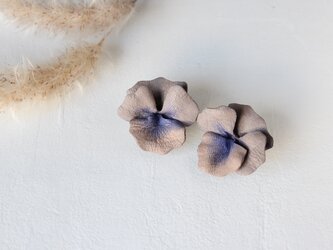 【鹿革の花かざり】パンジーのピアスまたはイヤリング（パープル）の画像