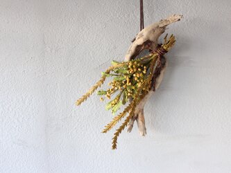 【鹿革の花かざり】ミモザのスワッグの画像