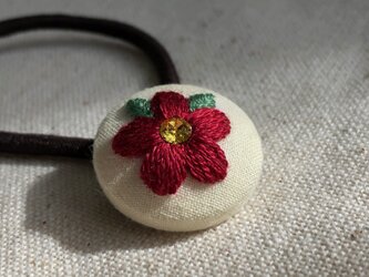 お花刺繍のヘアゴム　くるみボタンの画像