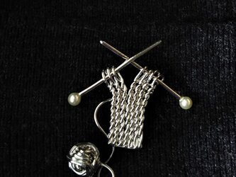 【再出品】編み物シリーズ・毛糸玉と棒針ニット編み始め…　SV925の画像