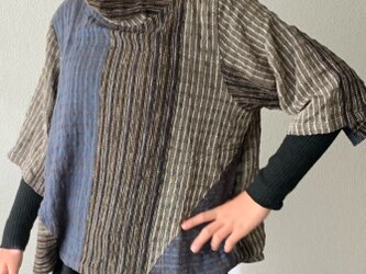 ロールネック着物スリーブ７分袖　カッティングが綺麗でシンプルに着られるけどスッキリ見える手織り綿ブラウス　紺茶絣の画像