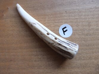 日本の鹿角先で作ったダッフルボタンFの画像