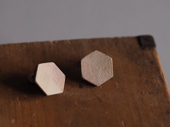 革製六角形型ピアス（チタン製金具）22x20mmの画像