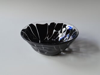 墨文様のガラス碗の画像