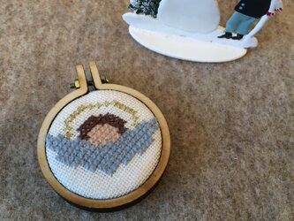 ミニ刺繍枠のブローチ〝天使〟の画像