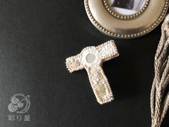 ブローチ【十字架】タウ型白の画像