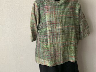 袖回りゆったり手織り綿ブラウス　カッティングが綺麗でスッキリ見える７分袖ロールネック　緑絣の画像