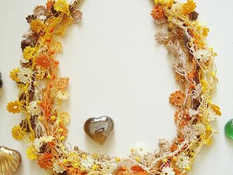 ビジューの刺繡ネックレス　フラワー・ジュエル　イエローミックスの画像