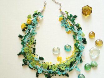 ビジューの刺繡ネックレス　フラワー・ジュエル　グリーンミックスの画像