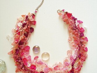 ビジューの刺繡ネックレス　フラワー・ジュエル　ピンクミックスの画像
