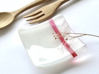 「層雲-茜-」茜色のラインがポイントの白色とマーブルの四角いシンプルなガラスのお皿　豆皿の画像