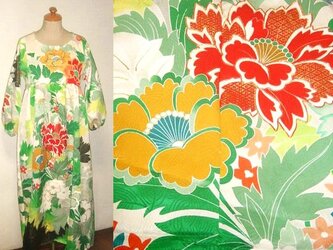 着物リメイク♪洋花が素敵な振袖ワンピース♪ハンドメイド♪花柄、シルク、振袖の画像