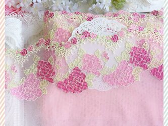【1ヤード】咲いているローズの花　チュールレース　フラワー 刺繍　広幅　綺麗　リボン　手芸　素材　立体感　ピンクの画像