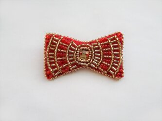 小さなリボン型ビーズ刺繍のブローチ（レッド）の画像