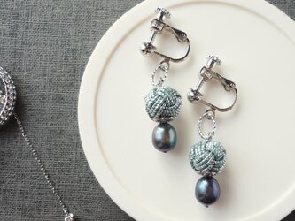 ニュアンスブルー 水引玉と淡水パール イヤリングの画像